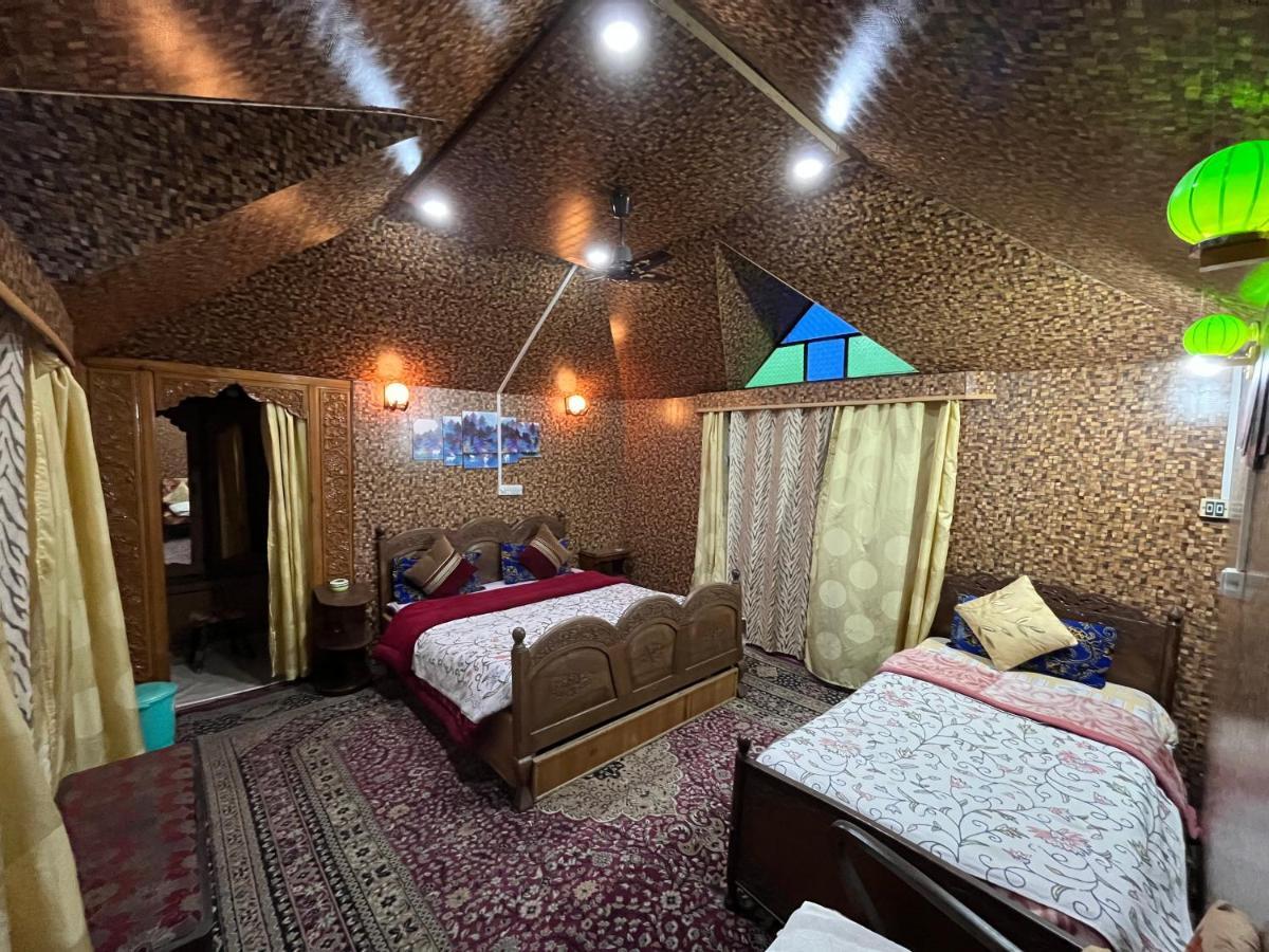 Young Shahzada Group Of Houseboats Srinagar (Jammu and Kashmir)