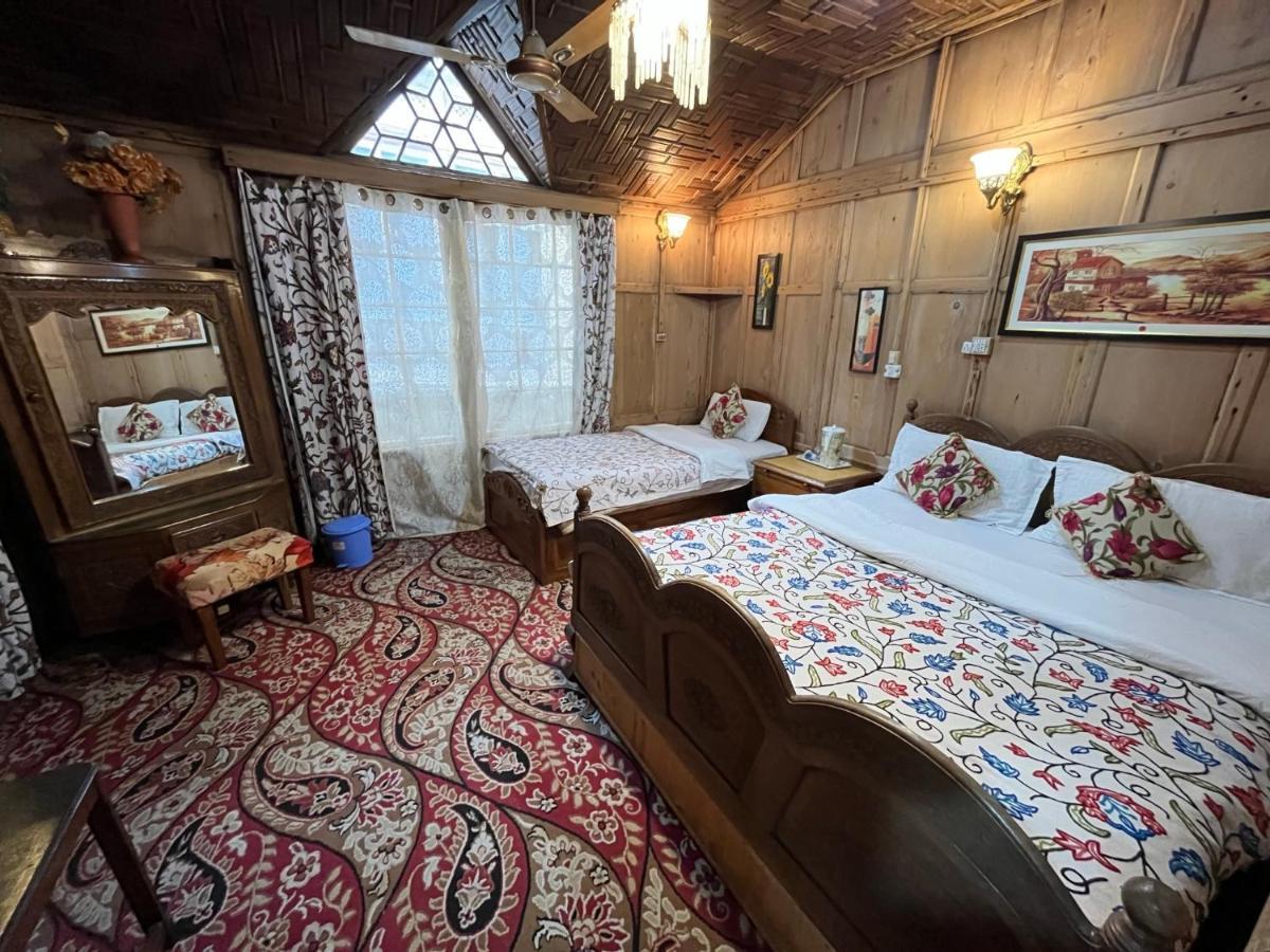Botel Young Shahzada Group Of Houseboats