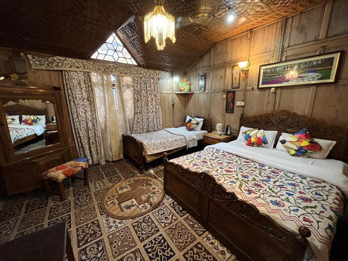 Botel Young Shahzada Group Of Houseboats