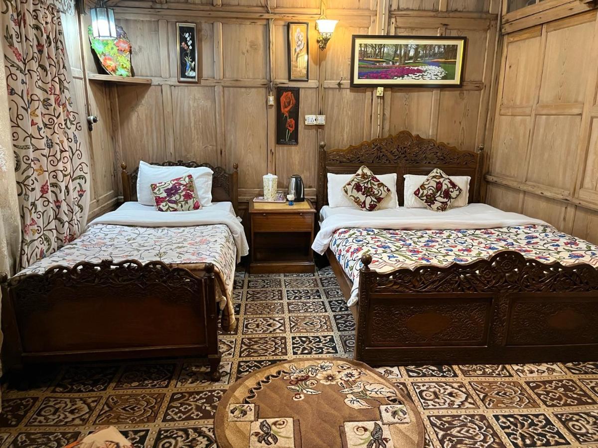 Young Shahzada Group Of Houseboats Srinagar (Jammu and Kashmir)