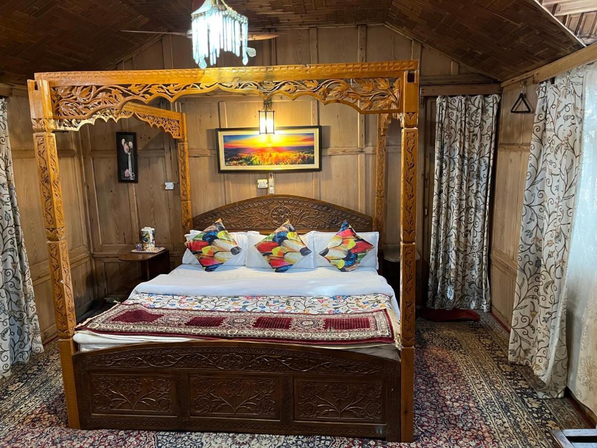 Young Shahzada Group Of Houseboats Botel Srinagar (Jammu and Kashmir)