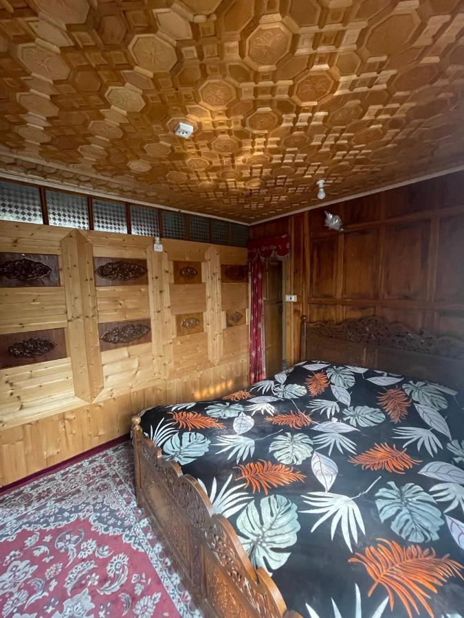 Floating Young Gulshan Houseboat Srinagar (Jammu and Kashmir)