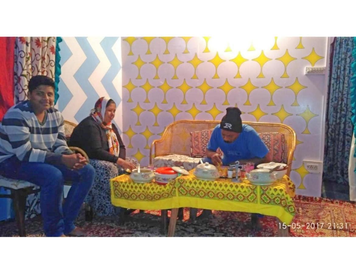 Blue Heaven House Boat, Botel Srinagar (Jammu and Kashmir)