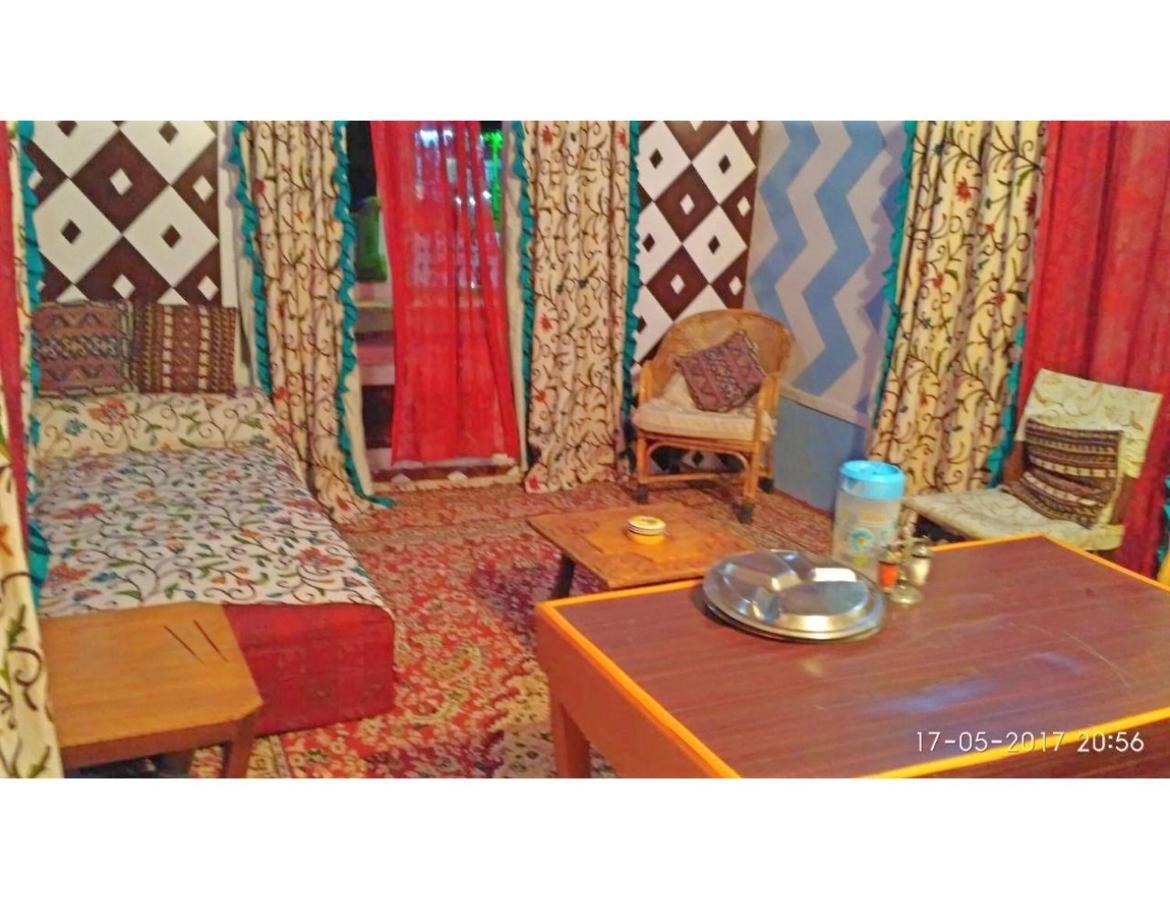 Blue Heaven House Boat, Botel Srinagar (Jammu and Kashmir)
