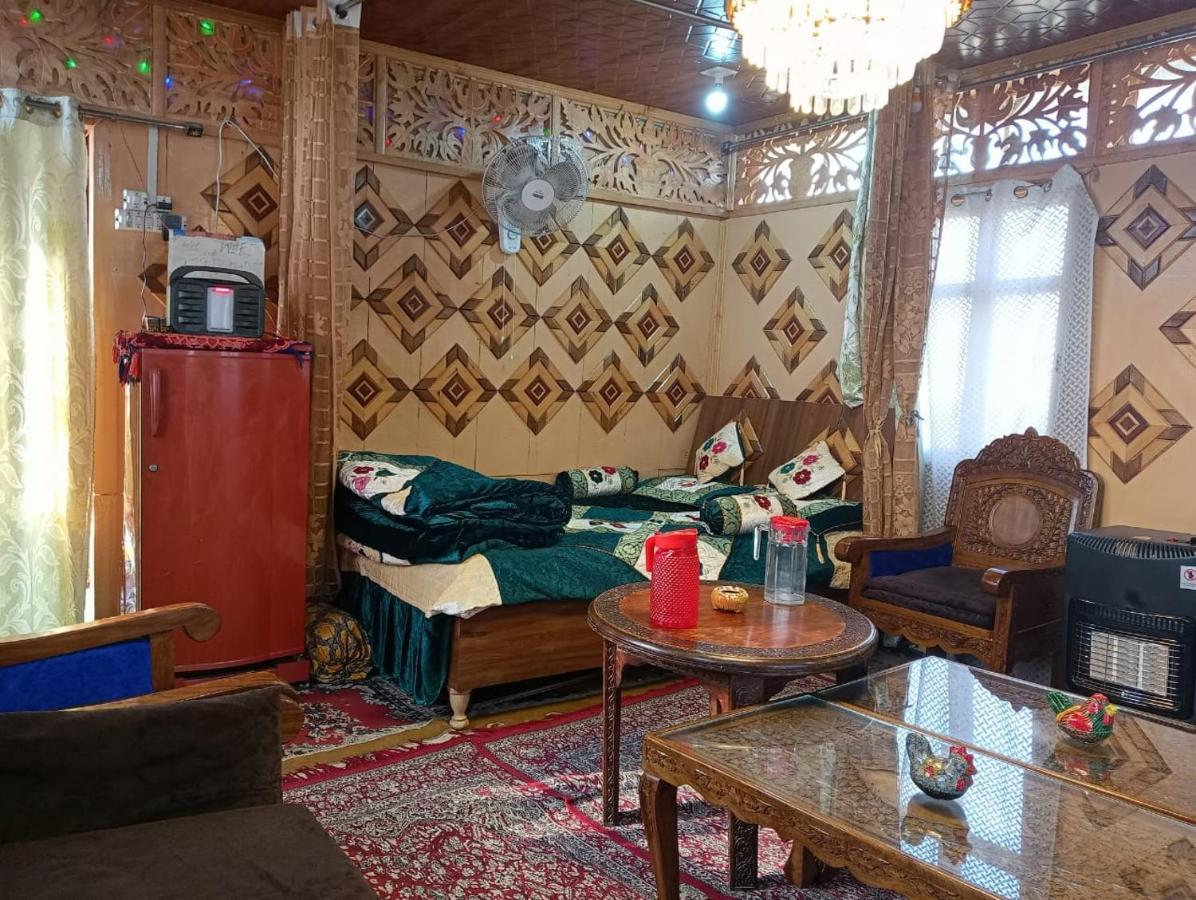Houseboat New Jahangir And Morning Car Srinagar (Jammu and Kashmir)