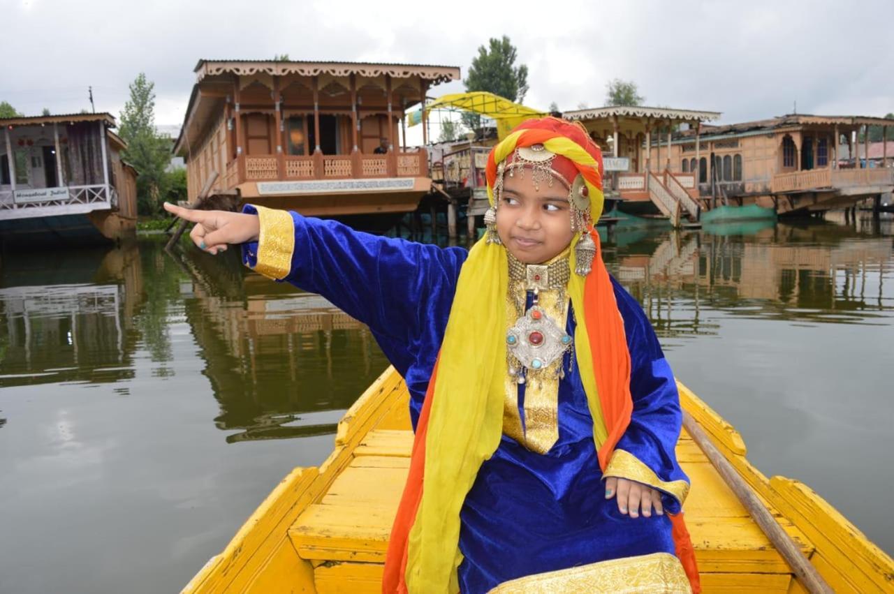 Hotel Houseboat New Jahangir And Morning Car