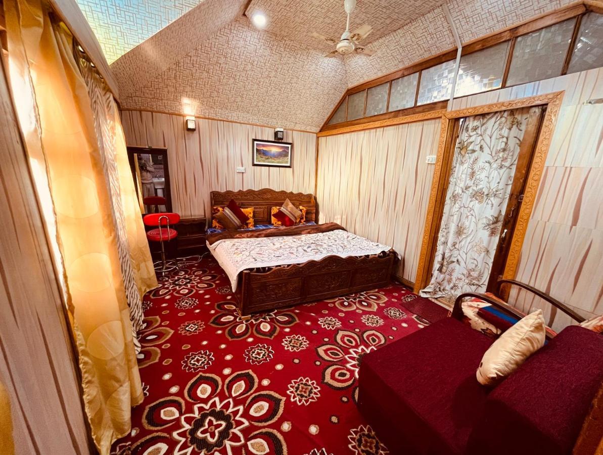 Botel Young Shahzada Group Of Houseboats 3*