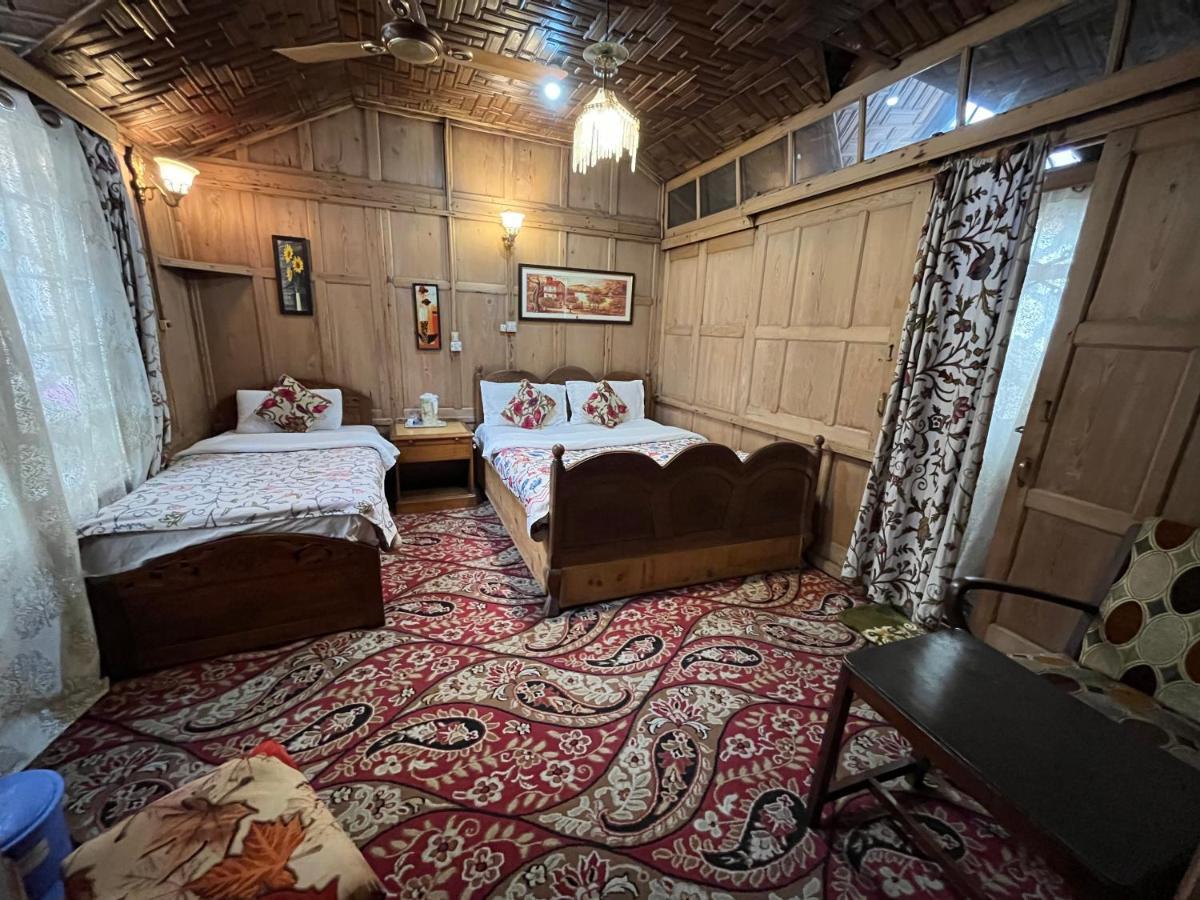 Botel Young Shahzada Group Of Houseboats Srinagar (Jammu and Kashmir)