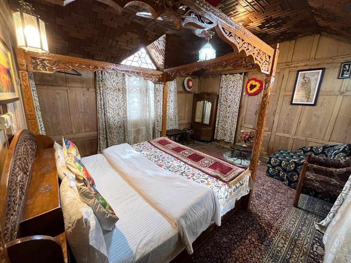 Young Shahzada Group Of Houseboats 3*