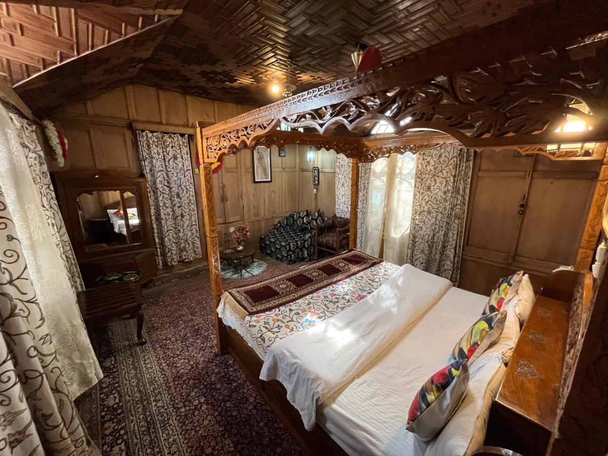 Botel Young Shahzada Group Of Houseboats 3*