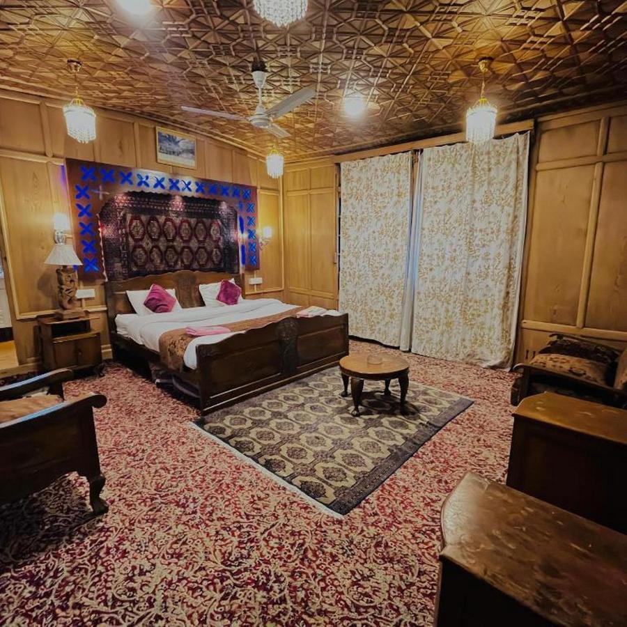 Floating Luxury Group Of Houseboats Botel 4*