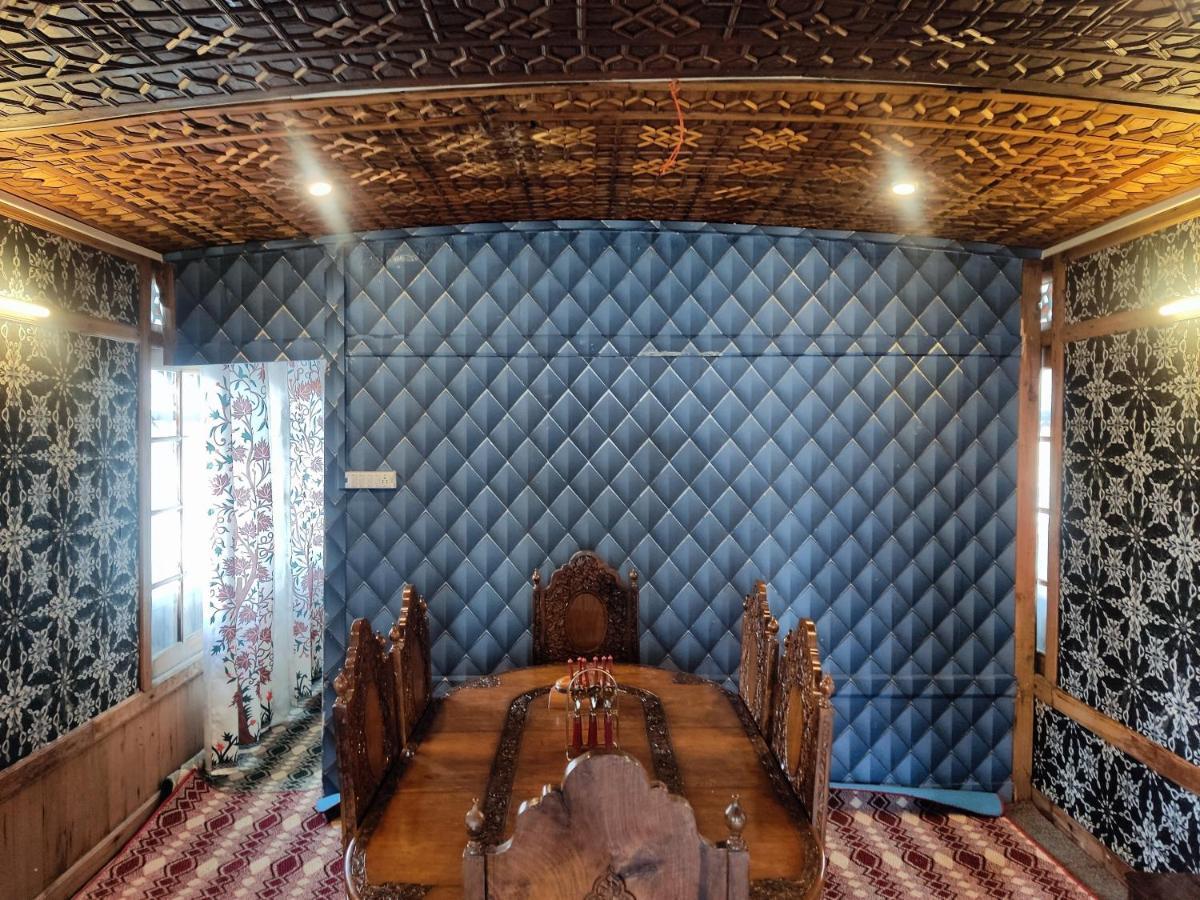 Houseboat Young Balmoral Castle Srinagar (Jammu and Kashmir)