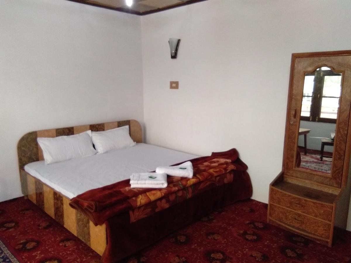 Howrah Hotel Srinagar (Jammu and Kashmir)