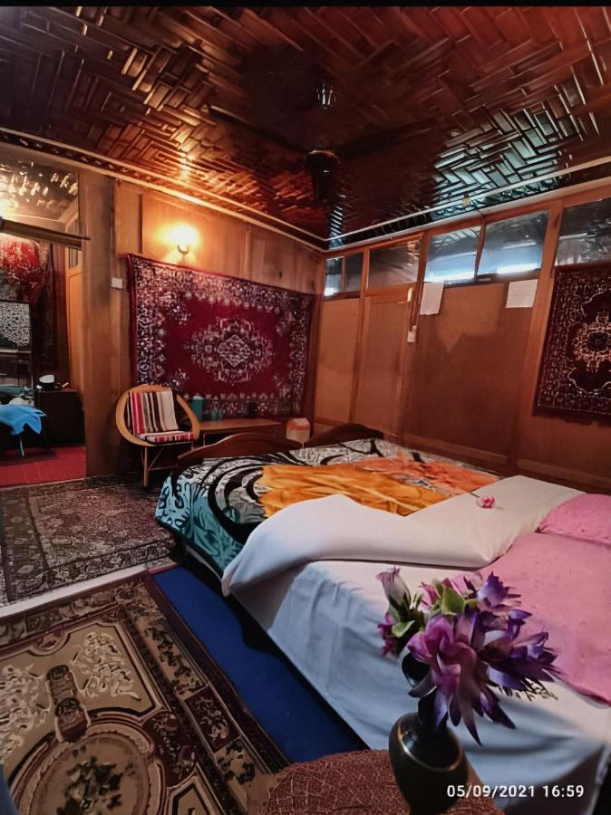 Kashmir Palace Group Of Houseboats 4*