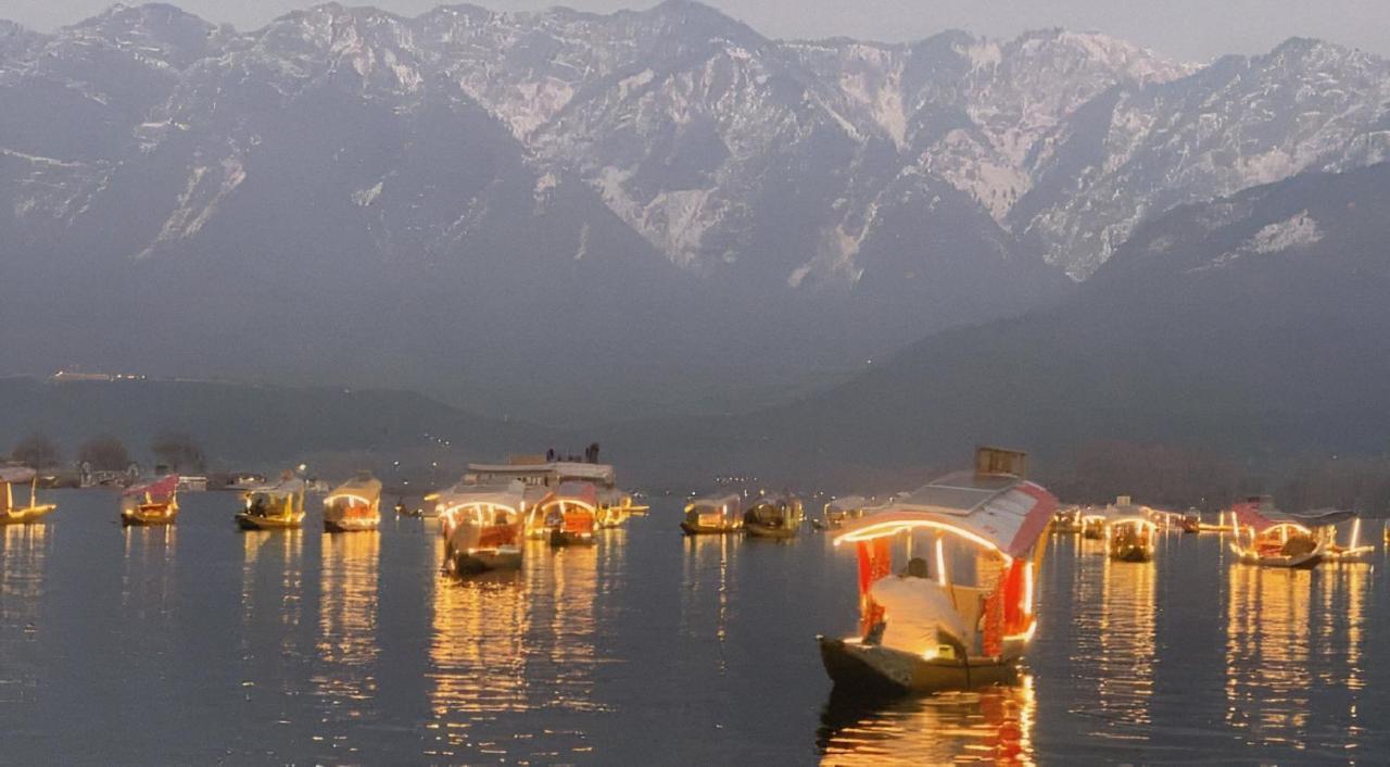 Kashmir Palace Group Of Houseboats Hotel 4*