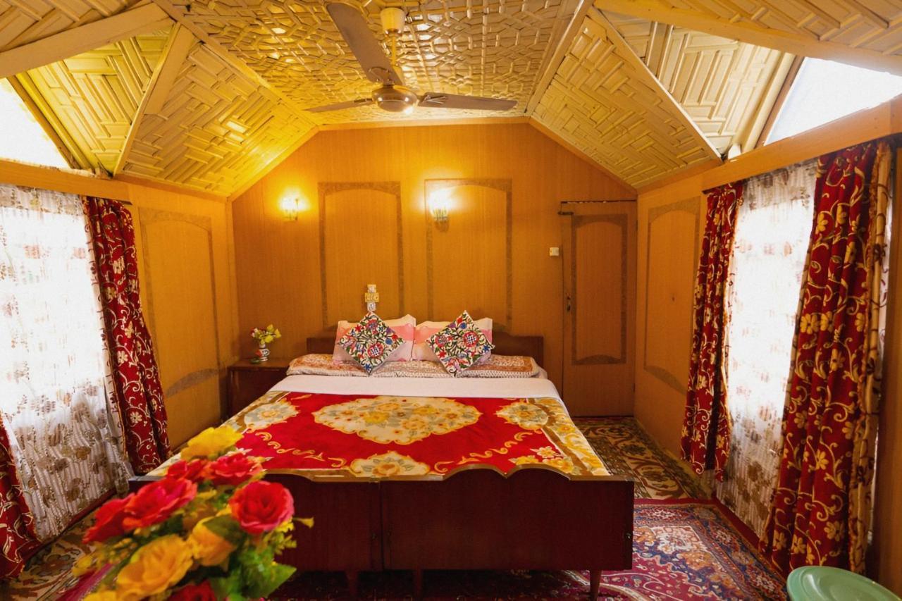 Kashmir Palace Group Of Houseboats Hotel Srinagar (Jammu and Kashmir)