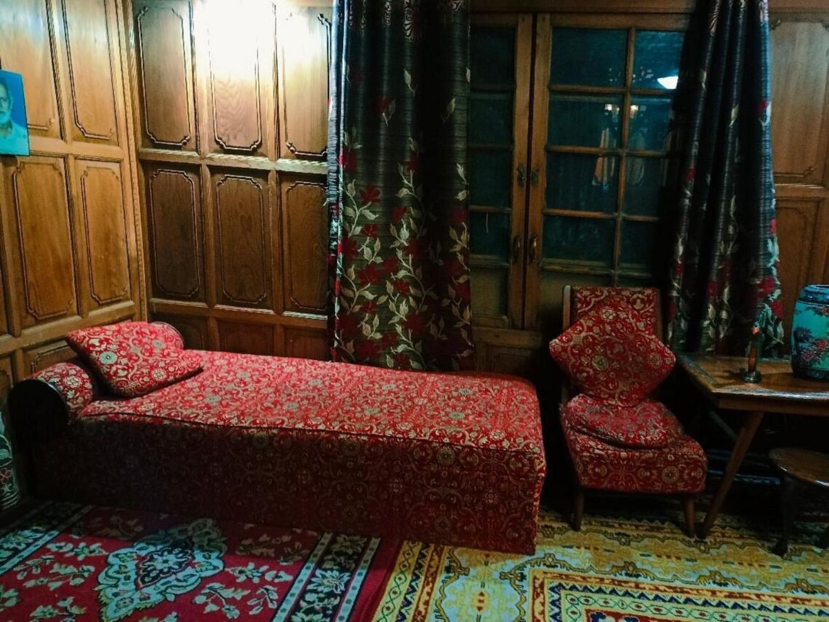 Cutty Sark Houseboat, Homestay Srinagar (Jammu and Kashmir)