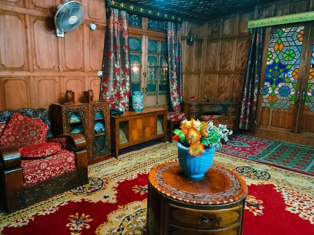Cutty Sark Houseboat, Homestay Srinagar (Jammu and Kashmir)