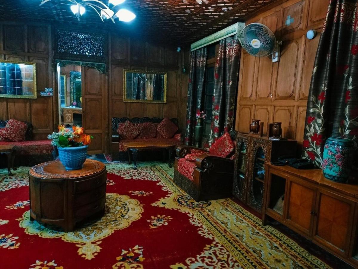 Cutty Sark Houseboat, *