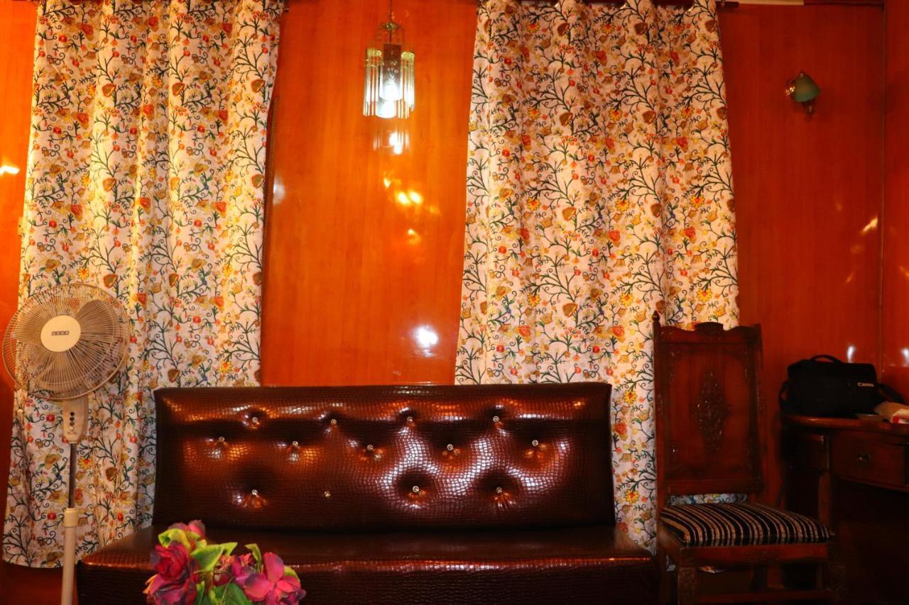 Botel House Boat New Pala Palace