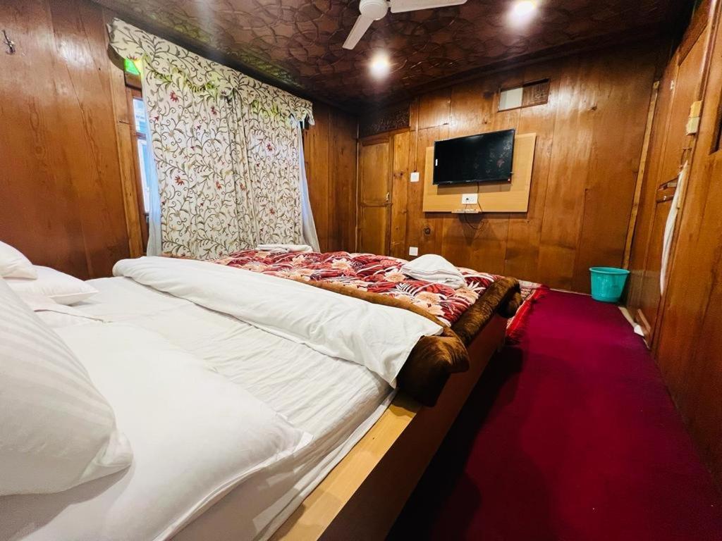 Hayat Houseboat 4* Srinagar (Jammu and Kashmir)