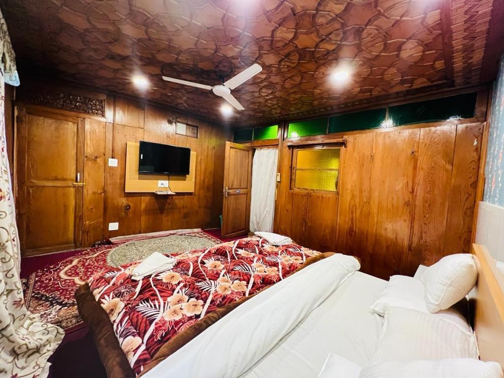 Botel Hayat Houseboat Srinagar (Jammu and Kashmir)
