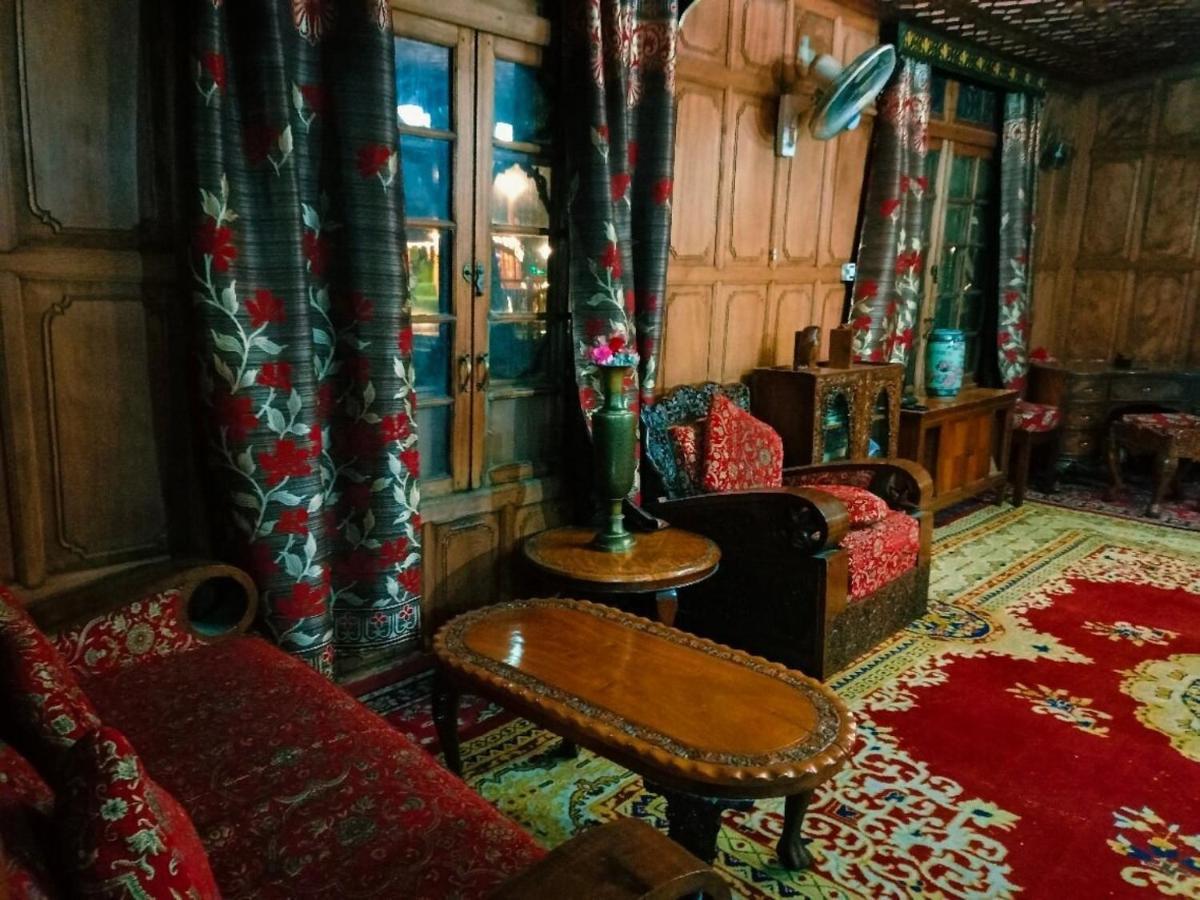Cutty Sark Houseboat, Homestay