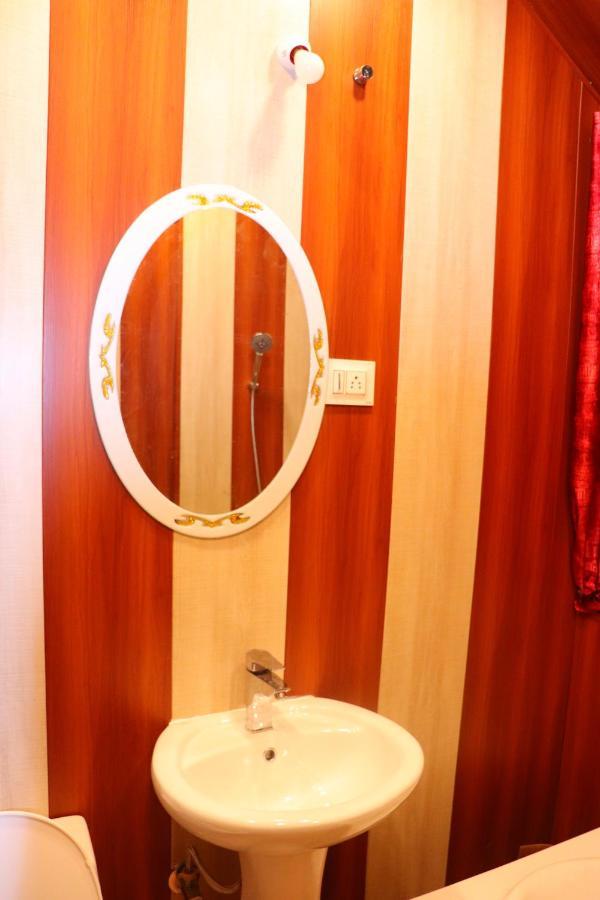 House Boat New Pala Palace Srinagar (Jammu and Kashmir)