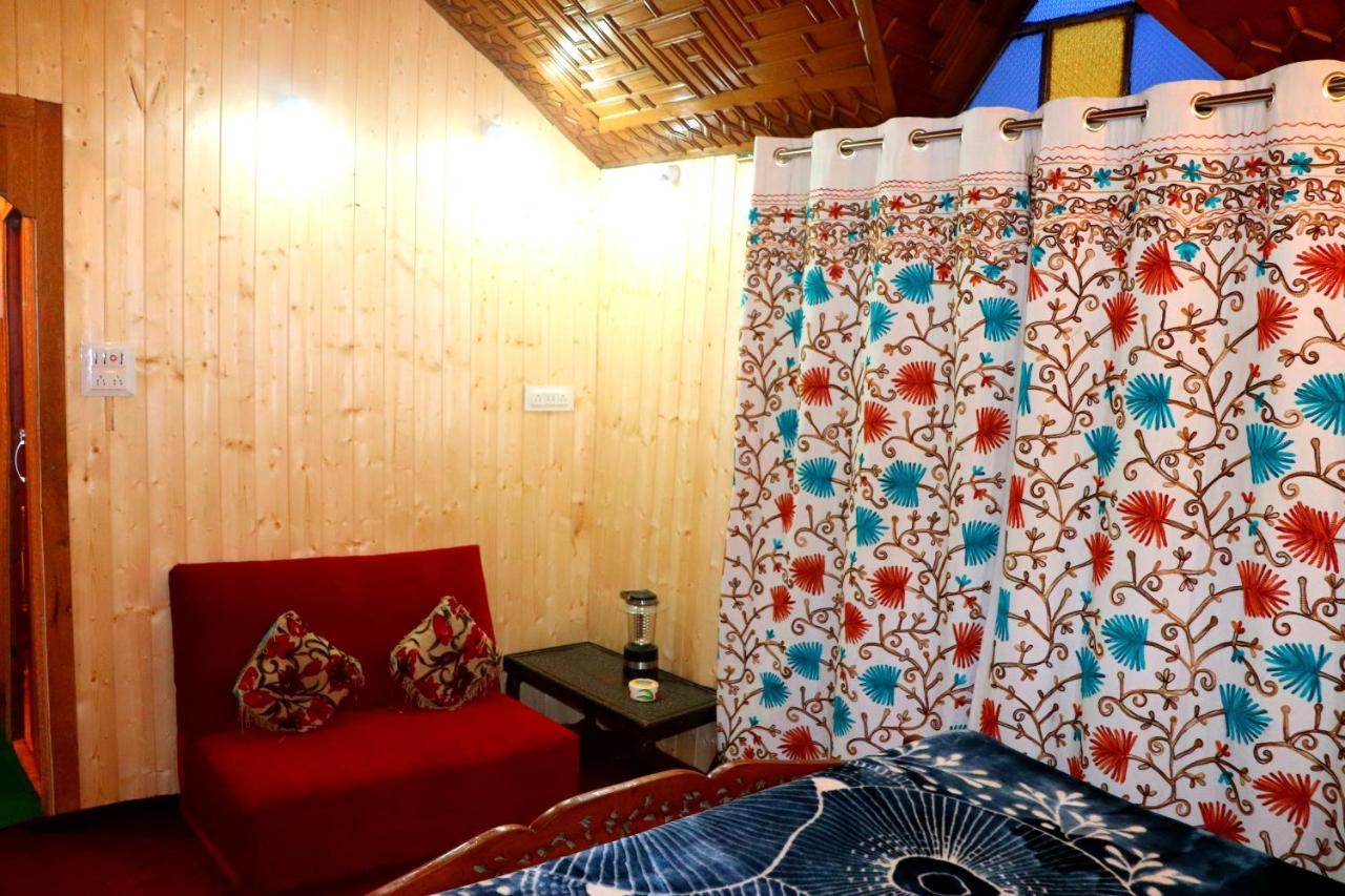 Botel House Boat New Pala Palace Srinagar (Jammu and Kashmir)