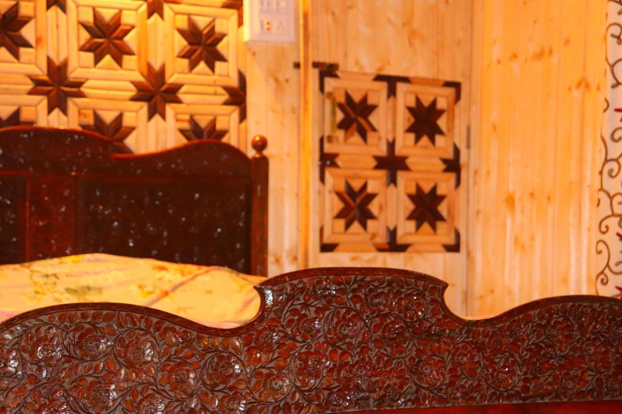 House Boat New Pala Palace Srinagar (Jammu and Kashmir)