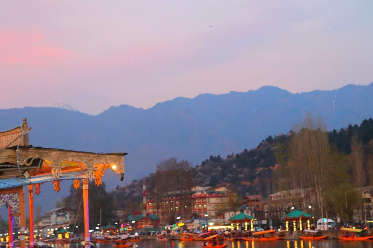 House Boat New Pala Palace Botel Srinagar (Jammu and Kashmir)