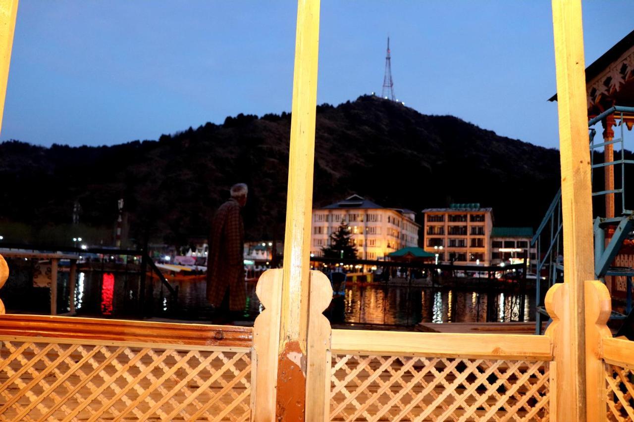 House Boat New Pala Palace Srinagar (Jammu and Kashmir)