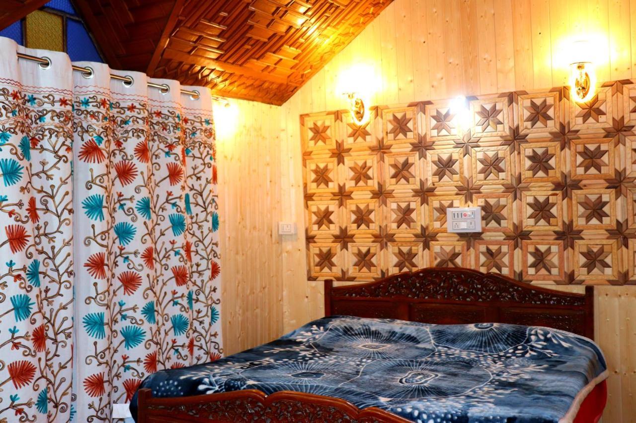 House Boat New Pala Palace Srinagar (Jammu and Kashmir)