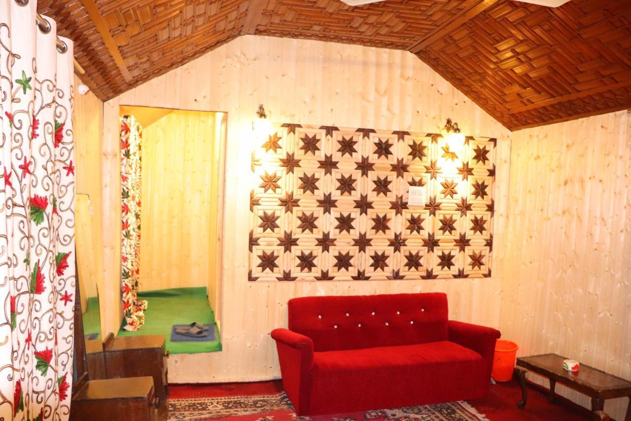 House Boat New Pala Palace Srinagar (Jammu and Kashmir)