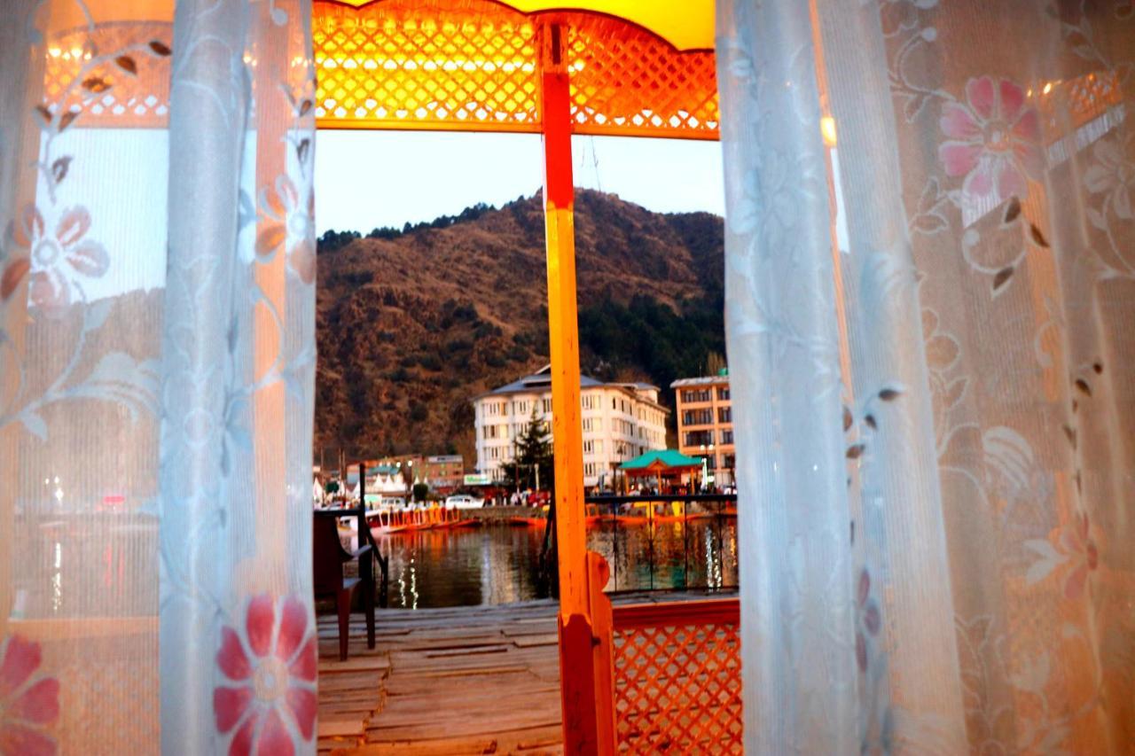 Botel House Boat New Pala Palace Srinagar (Jammu and Kashmir)