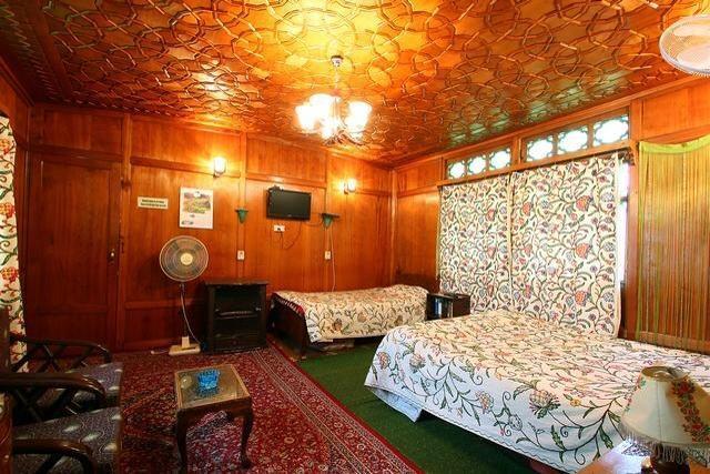 Houseboat Lily Of Nageen Botel Srinagar (Jammu and Kashmir)
