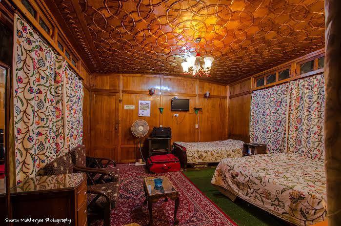 Houseboat Lily Of Nageen Botel