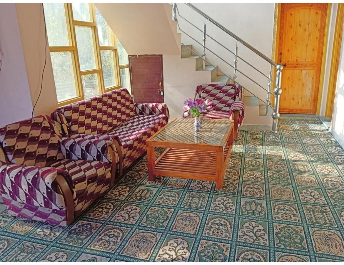 Crown Palace, Shrinagar *