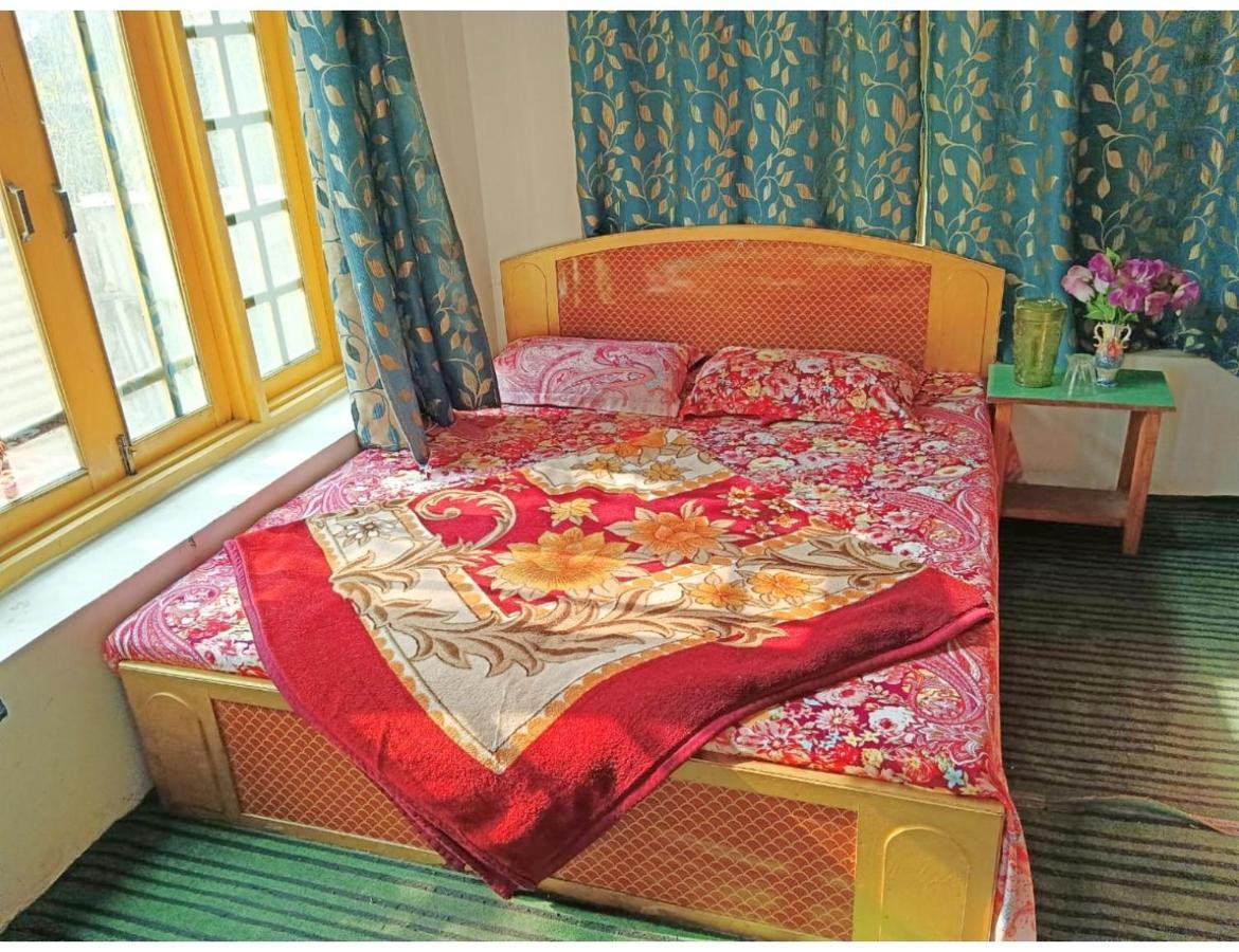 Crown Palace, Shrinagar * Srinagar (Jammu and Kashmir)