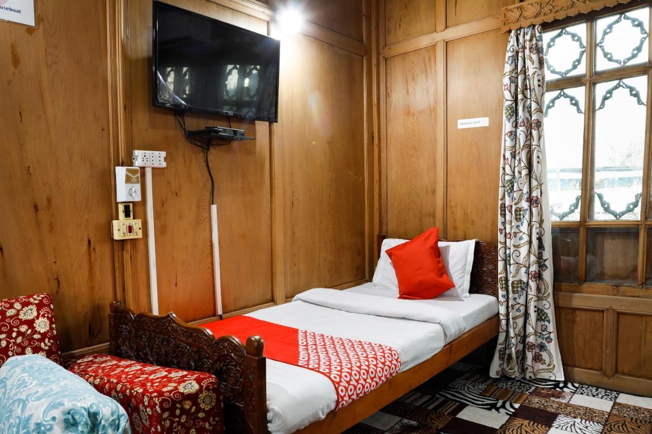 Hotel Oyo New Lucifer House Boat Srinagar (Jammu and Kashmir)