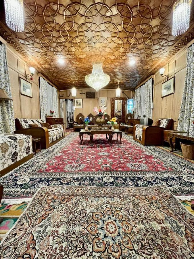 Floating Luxury Group Of Houseboats Botel Srinagar (Jammu and Kashmir)