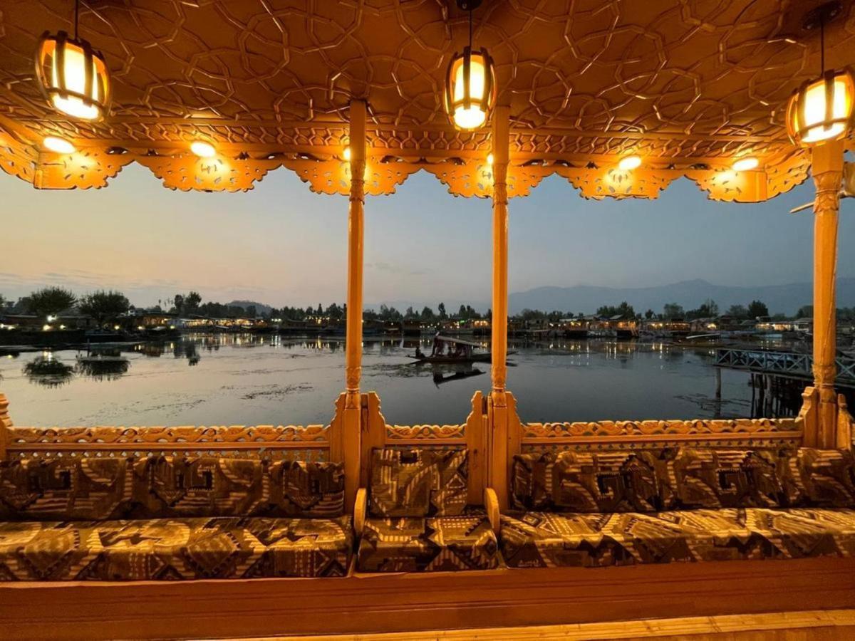 Floating Luxury Group Of Houseboats Botel 4*