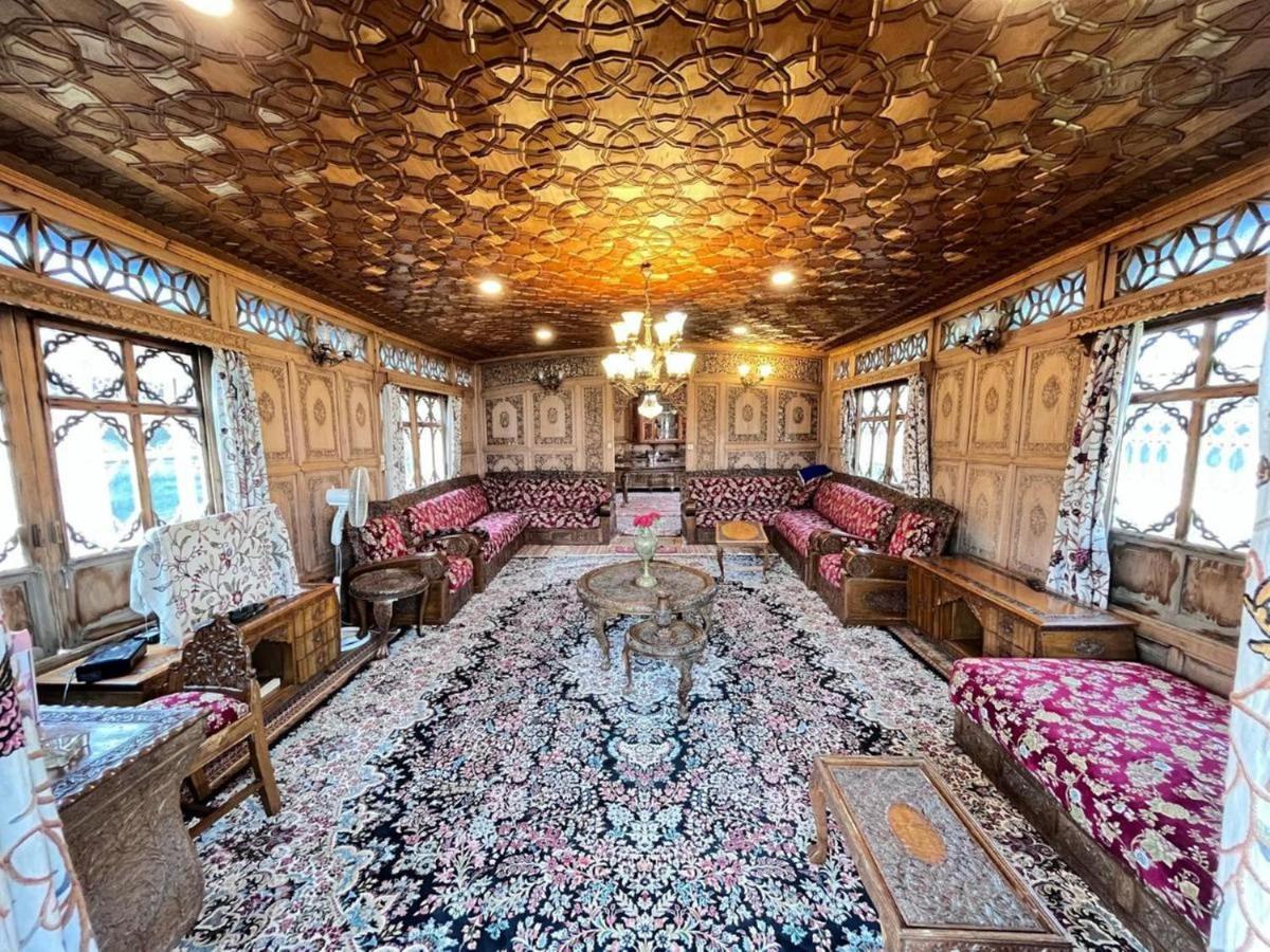 Floating Luxury Group Of Houseboats Botel