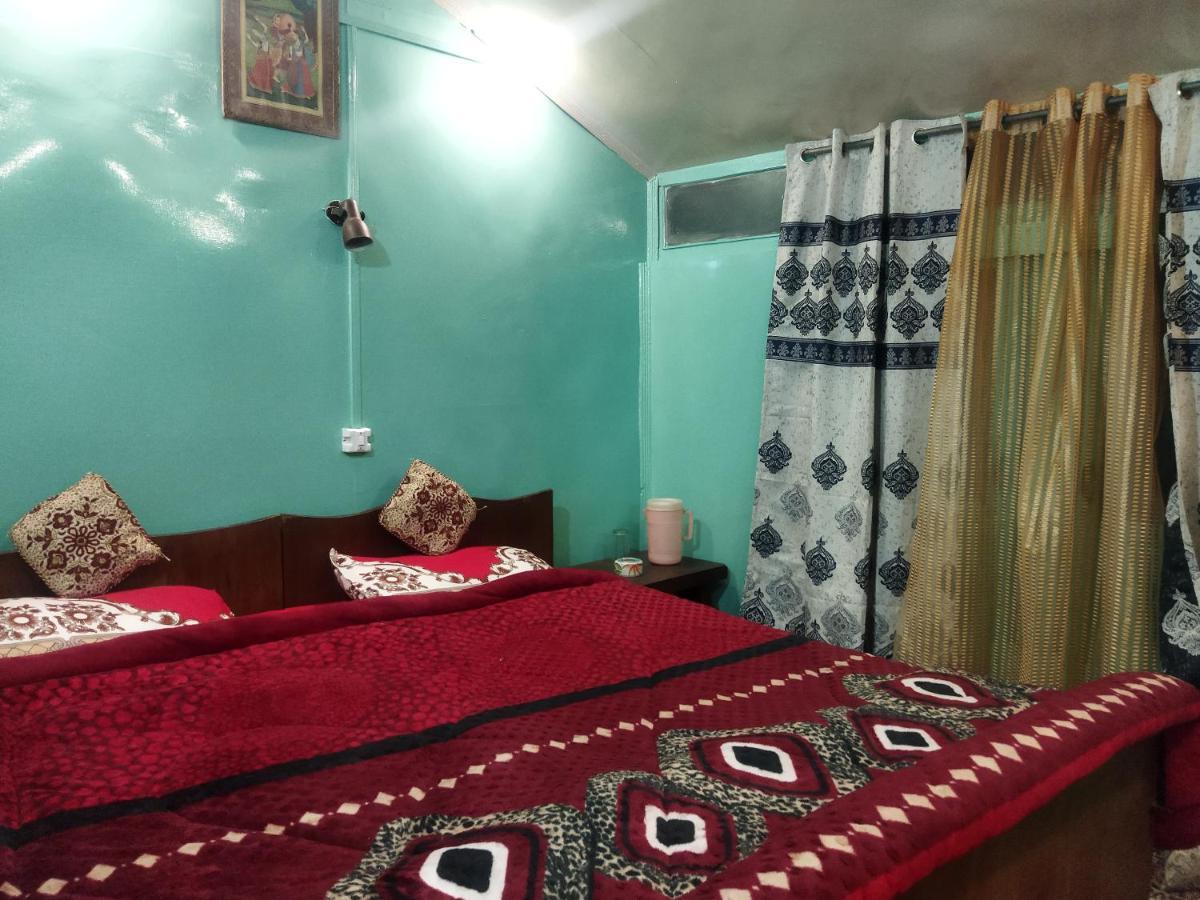 Houseboat Holiday Botel Srinagar (Jammu and Kashmir)
