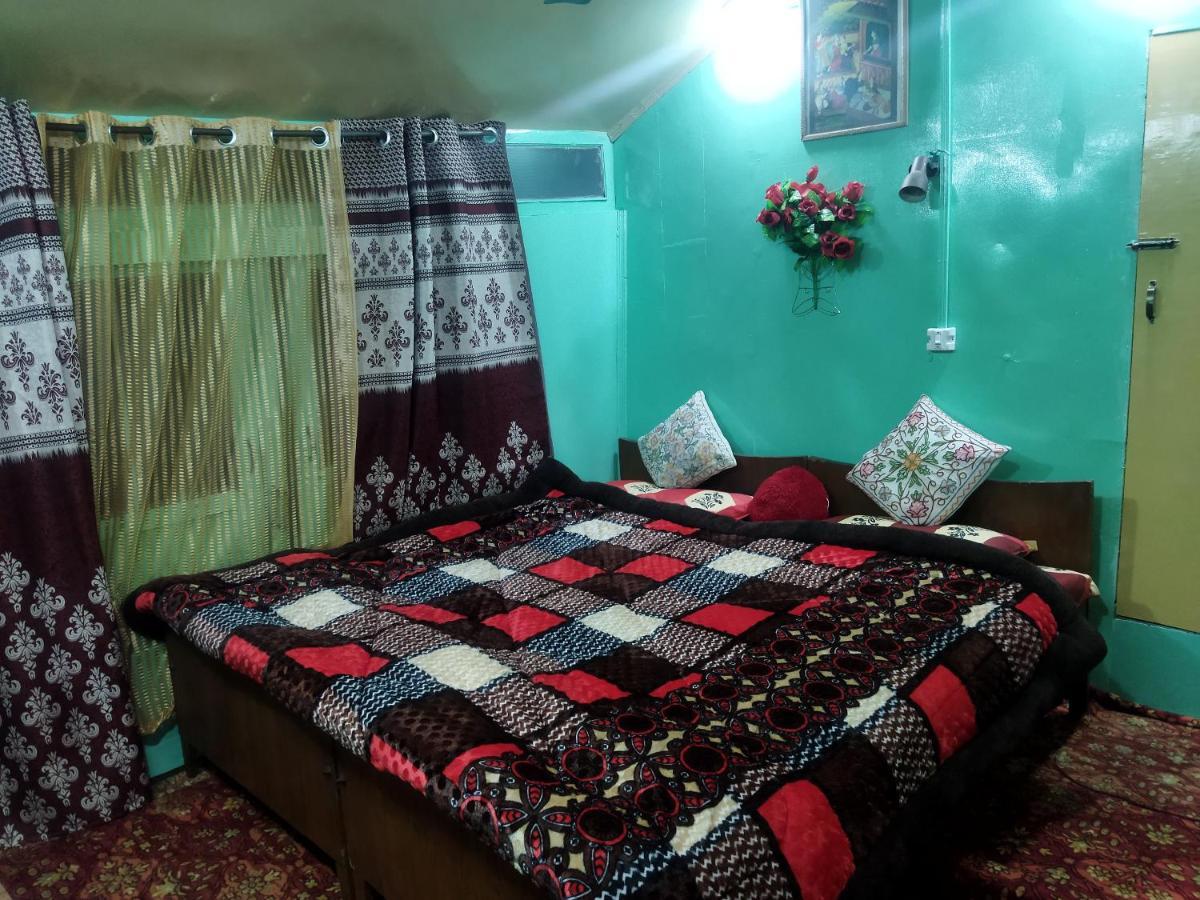Botel Houseboat Holiday Srinagar (Jammu and Kashmir)