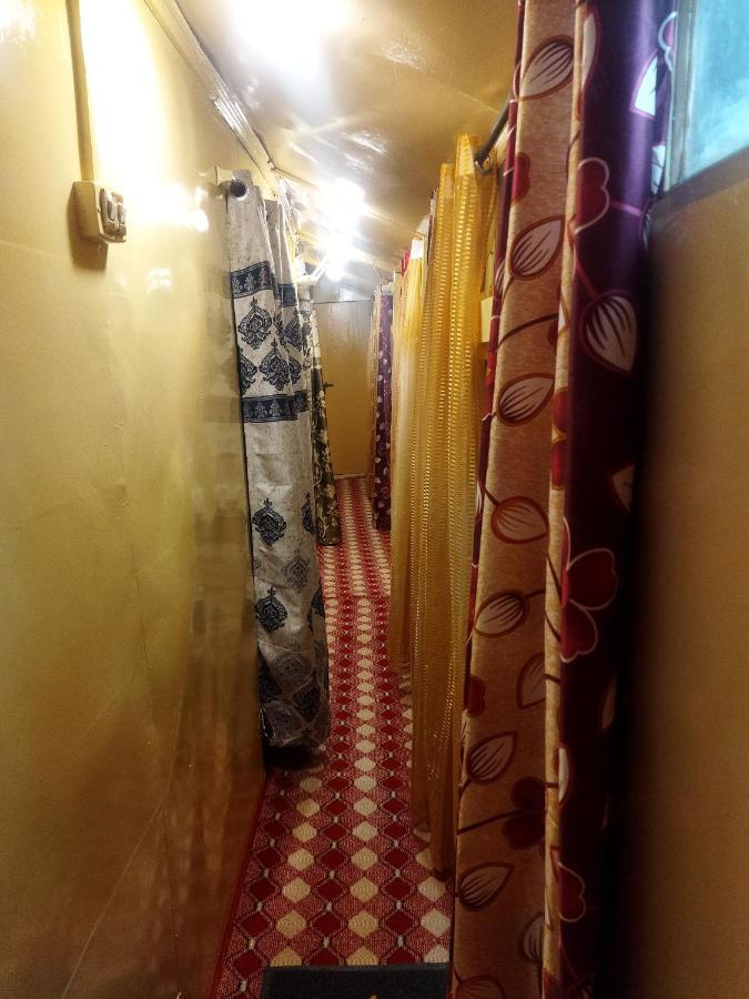 Houseboat Holiday Botel Srinagar (Jammu and Kashmir)