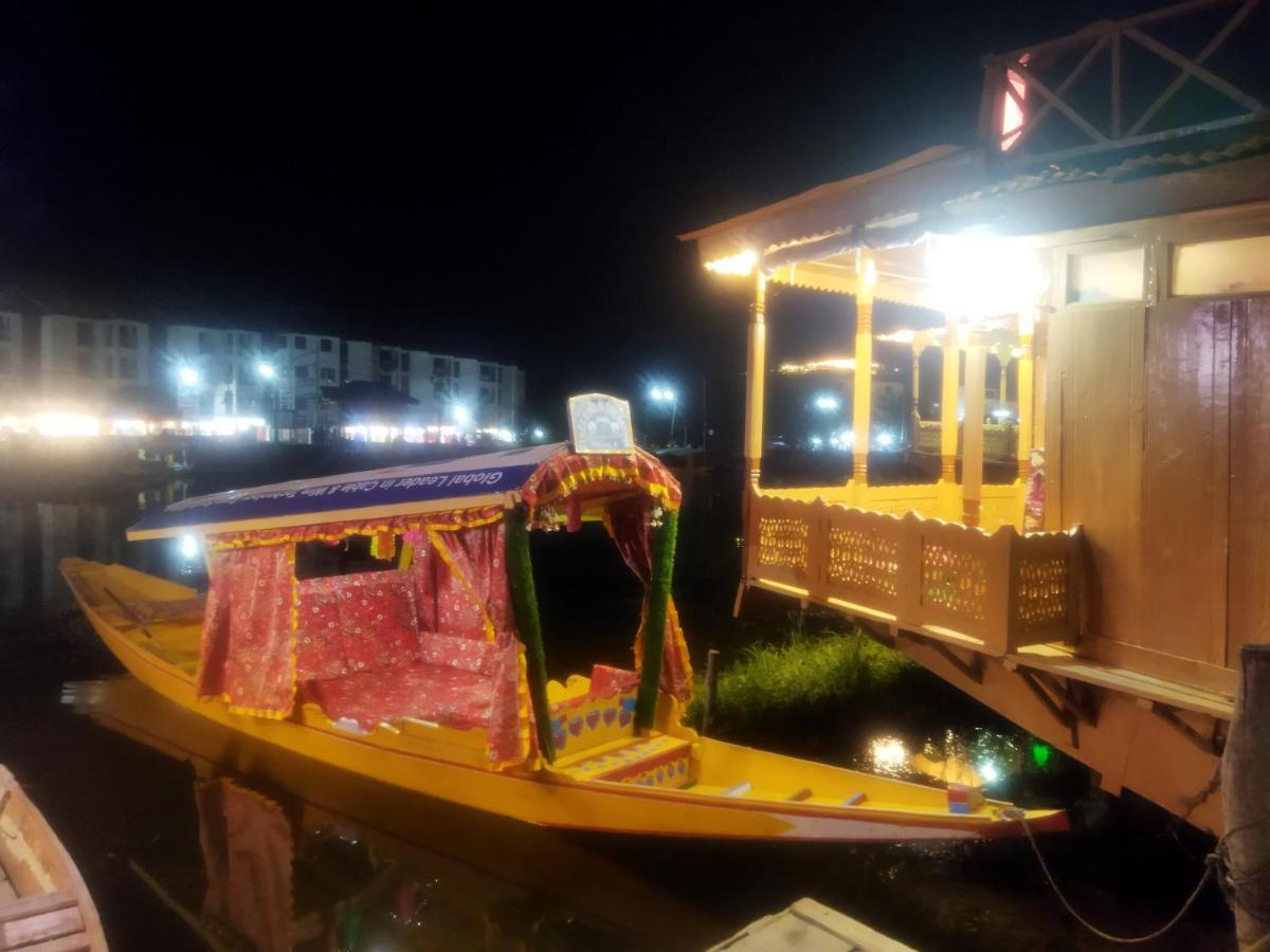 Houseboat Holiday