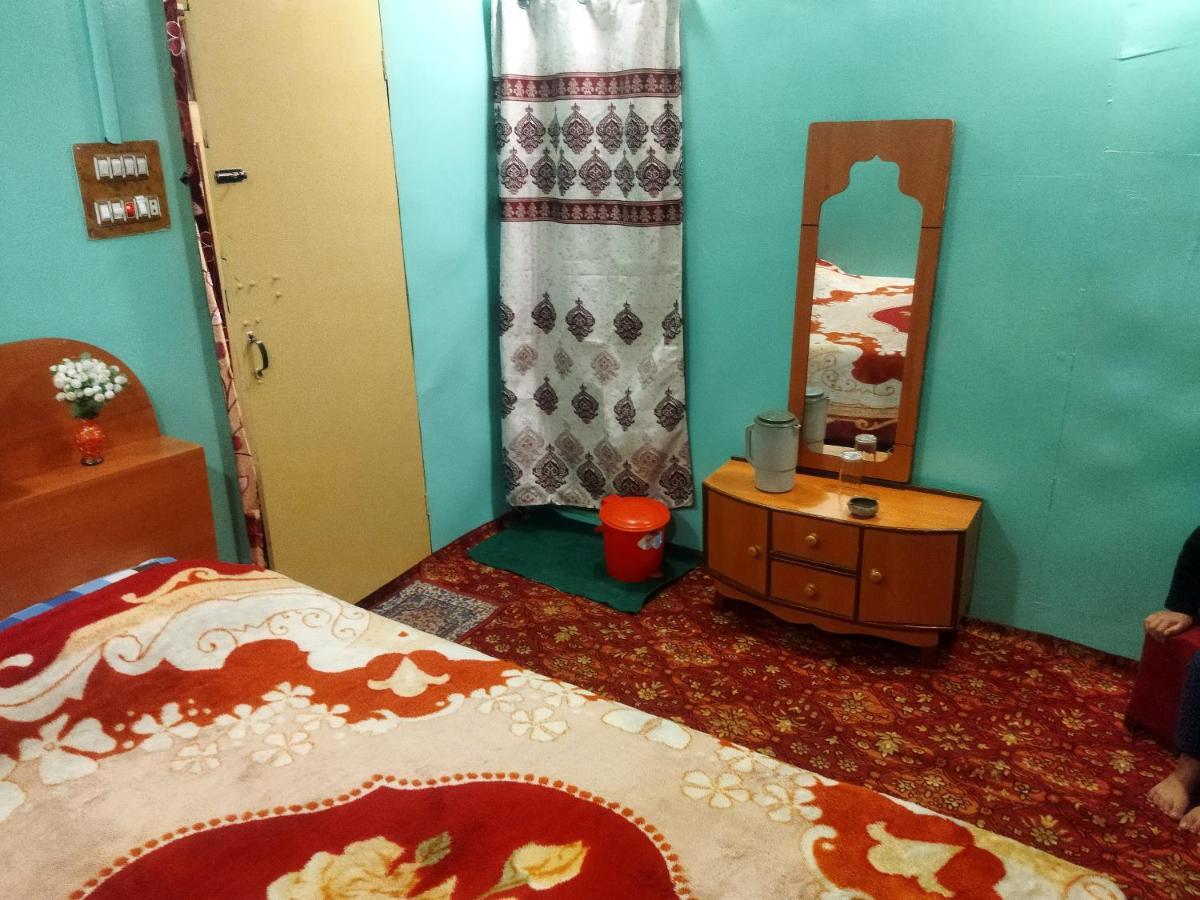 Houseboat Holiday Srinagar (Jammu and Kashmir)