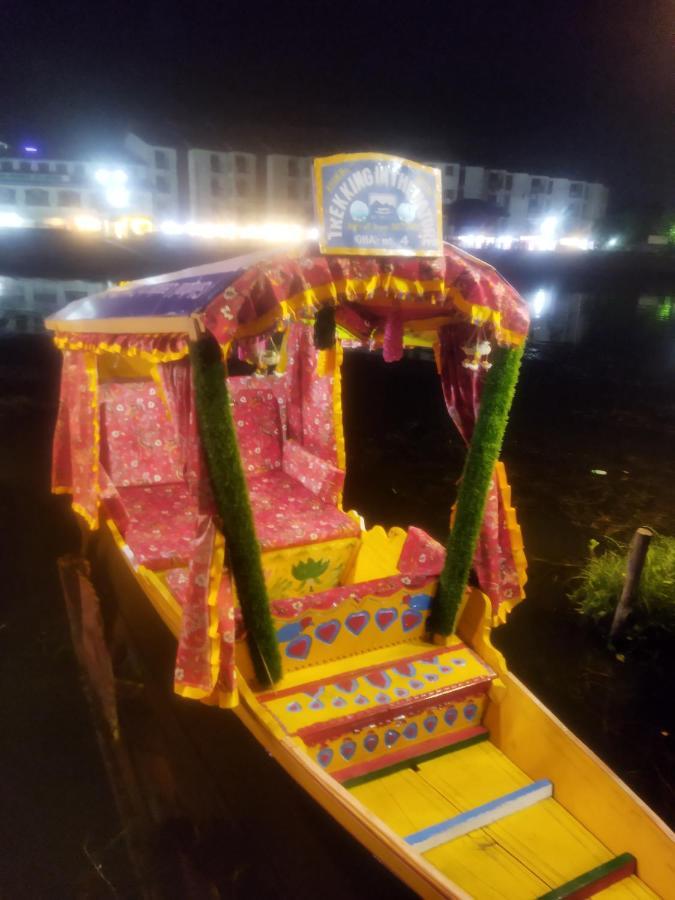 Houseboat Holiday * Srinagar (Jammu and Kashmir)
