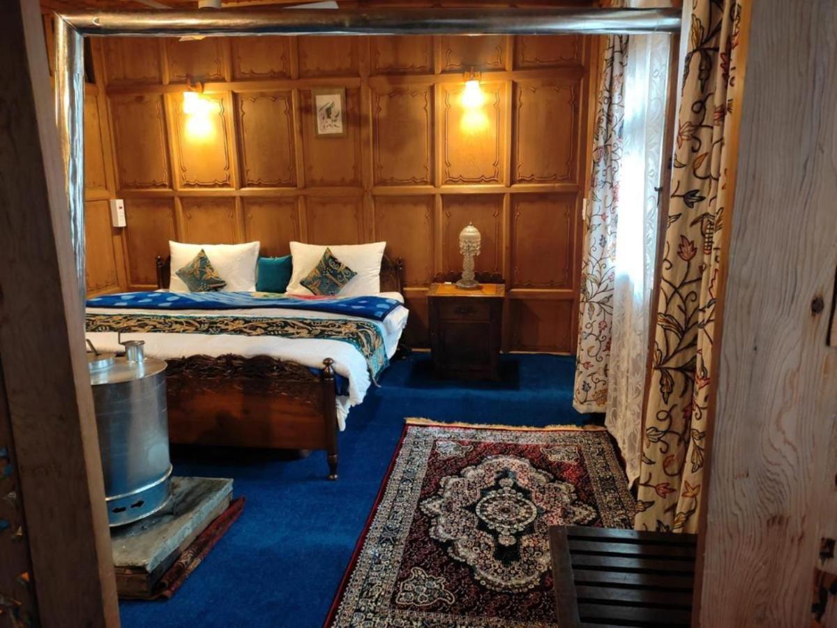 Floating Luxury Group Of Houseboats